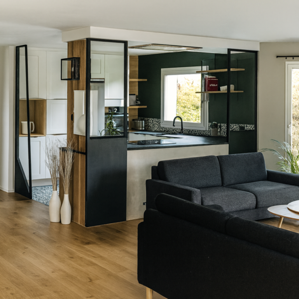 Plan 3D d'une cuisine sur mesure blanche, avec séparation visuel via des verrières afin de délimiter la pièce cuisine.