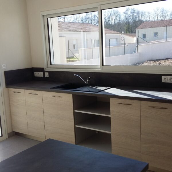 Réalisation d'une cuisine pour un logement locatif, facade ton bois et plan de travail noir. Projet réalisé sur Bressuire.
