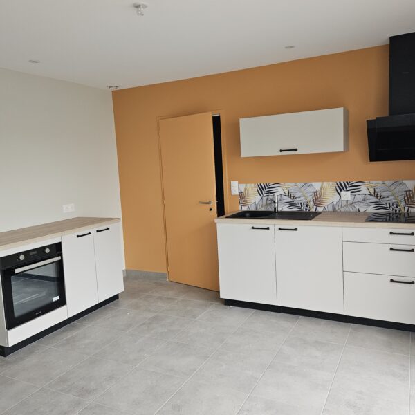 Realisation d'une cuisine pour un logement locatif, facade blanche et plan de travail ton bois. Projet réalisé sur Nueil les aubiers.