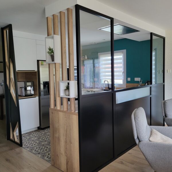 Réalisation d'une verrière sur mesure, noir et partiellement vitrée, pour faire une séparation entre la cuisine et le salon.