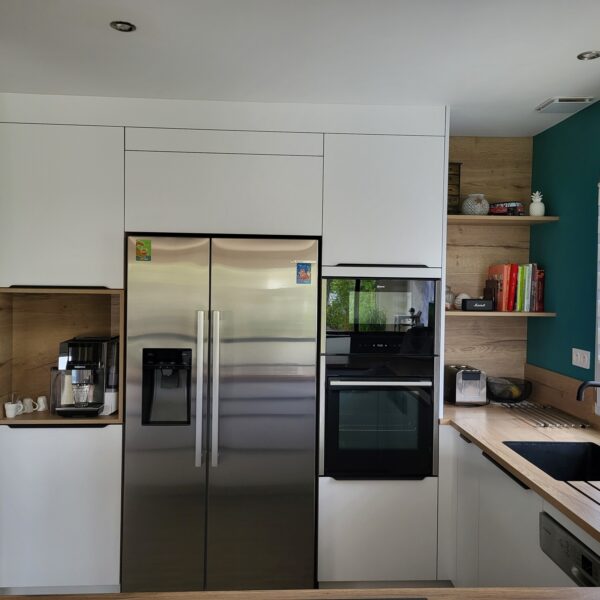 Réalisation d'une cuisine sur mesure jusqu'au plafond, plan de travail compact