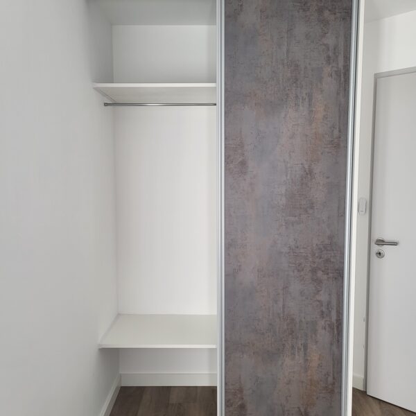 Facade de placard coulissante et agencement intérieur, partie gauche en penderie. Chantier à la chapelle st laurent.