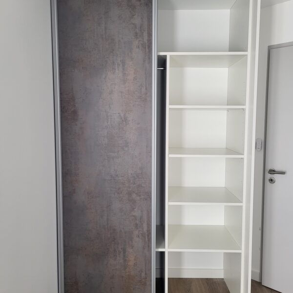 Facade de placard coulissante et agencement intérieur, partie Droite en étagère. Chantier à la chapelle st laurent.